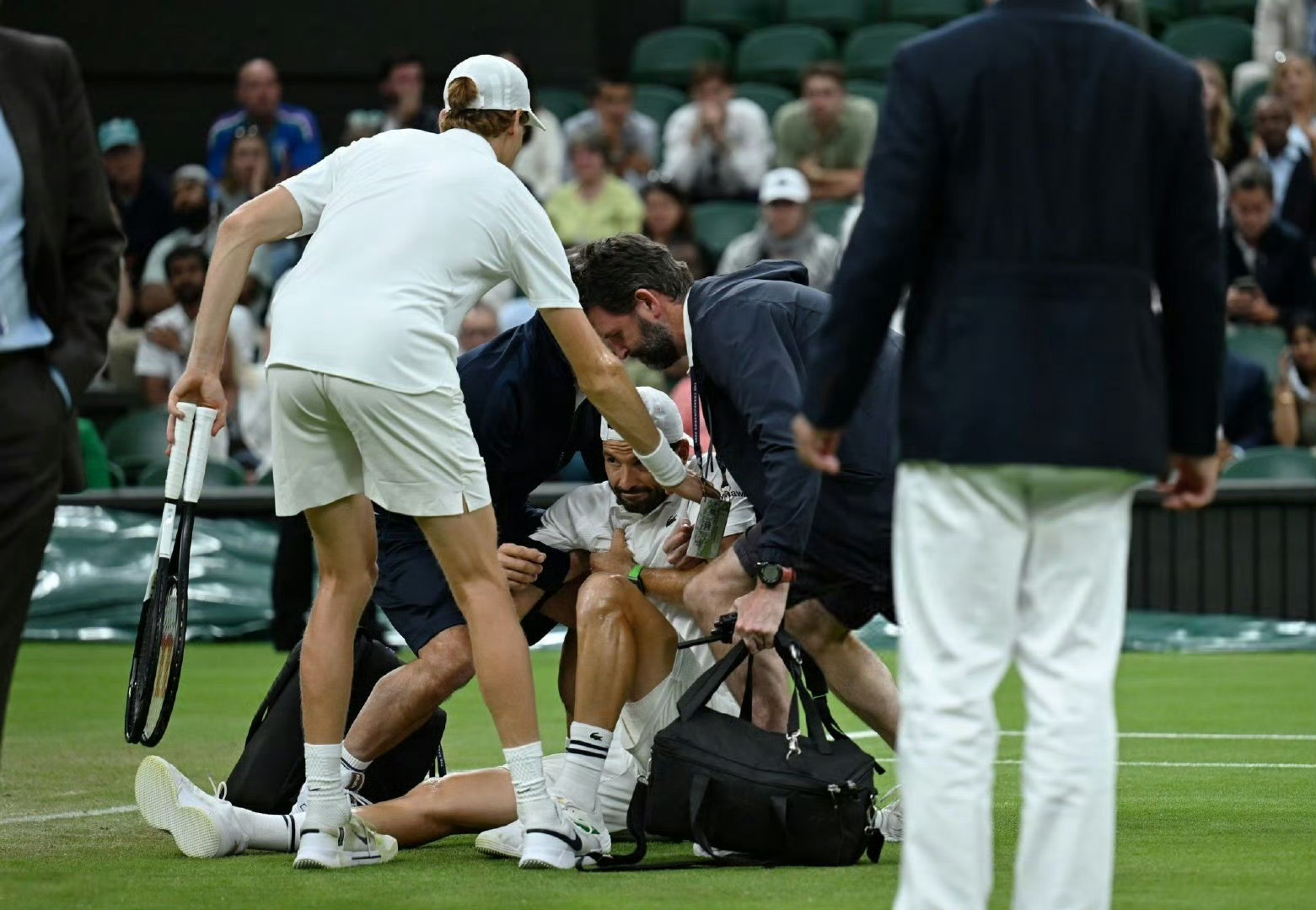 里昂发布备战花絮，赛前篮板制胜，德国杯任务艰巨，阵容厚度经受考验(经受住来自什么等方面的风险挑战考验)-体育赛事